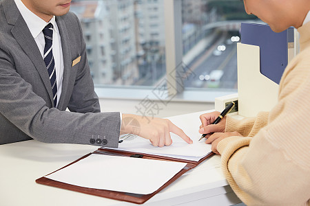 贷款合同签署与风险评估示意