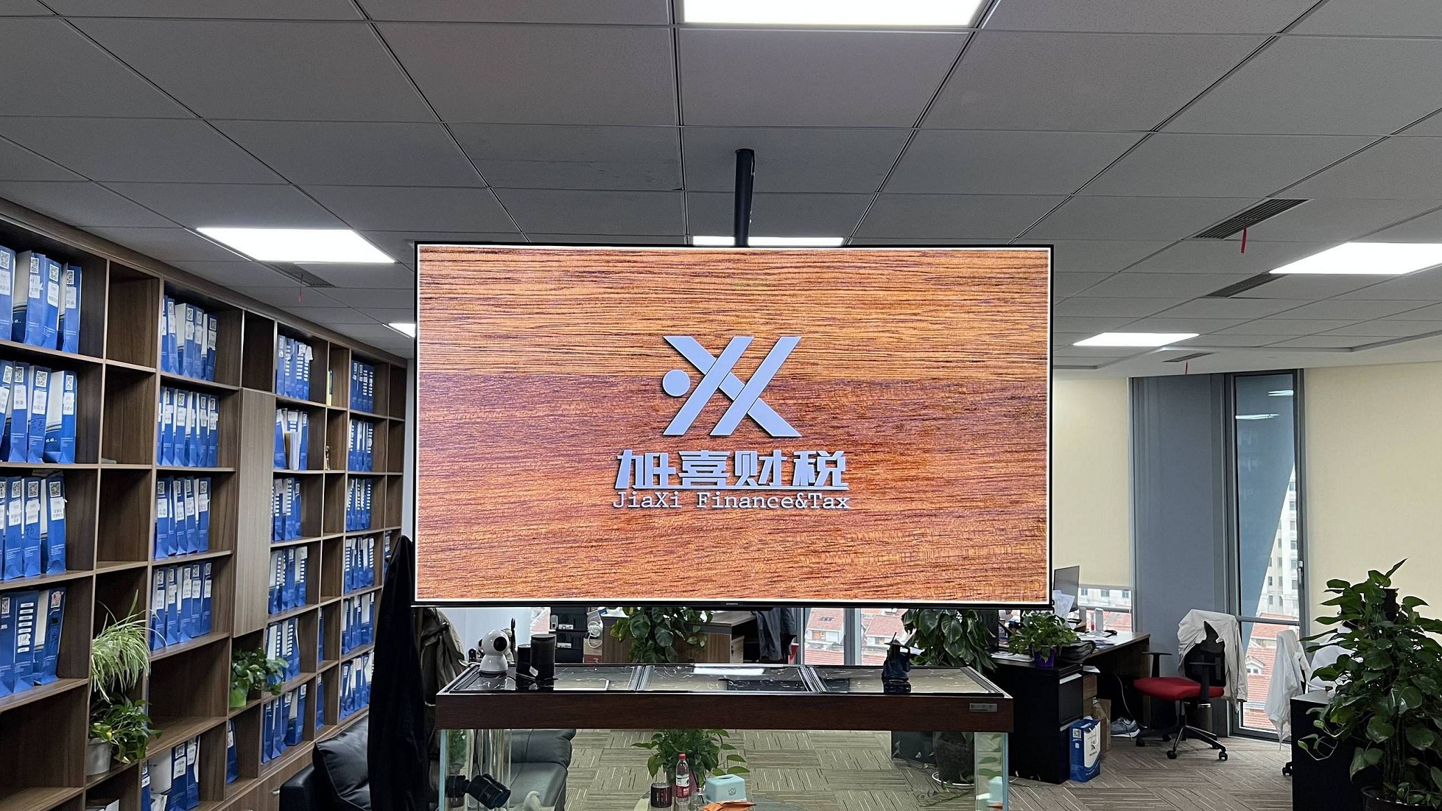 多股东在公司办公室开会的场景,体现有限公司这个共同主体的协作属性