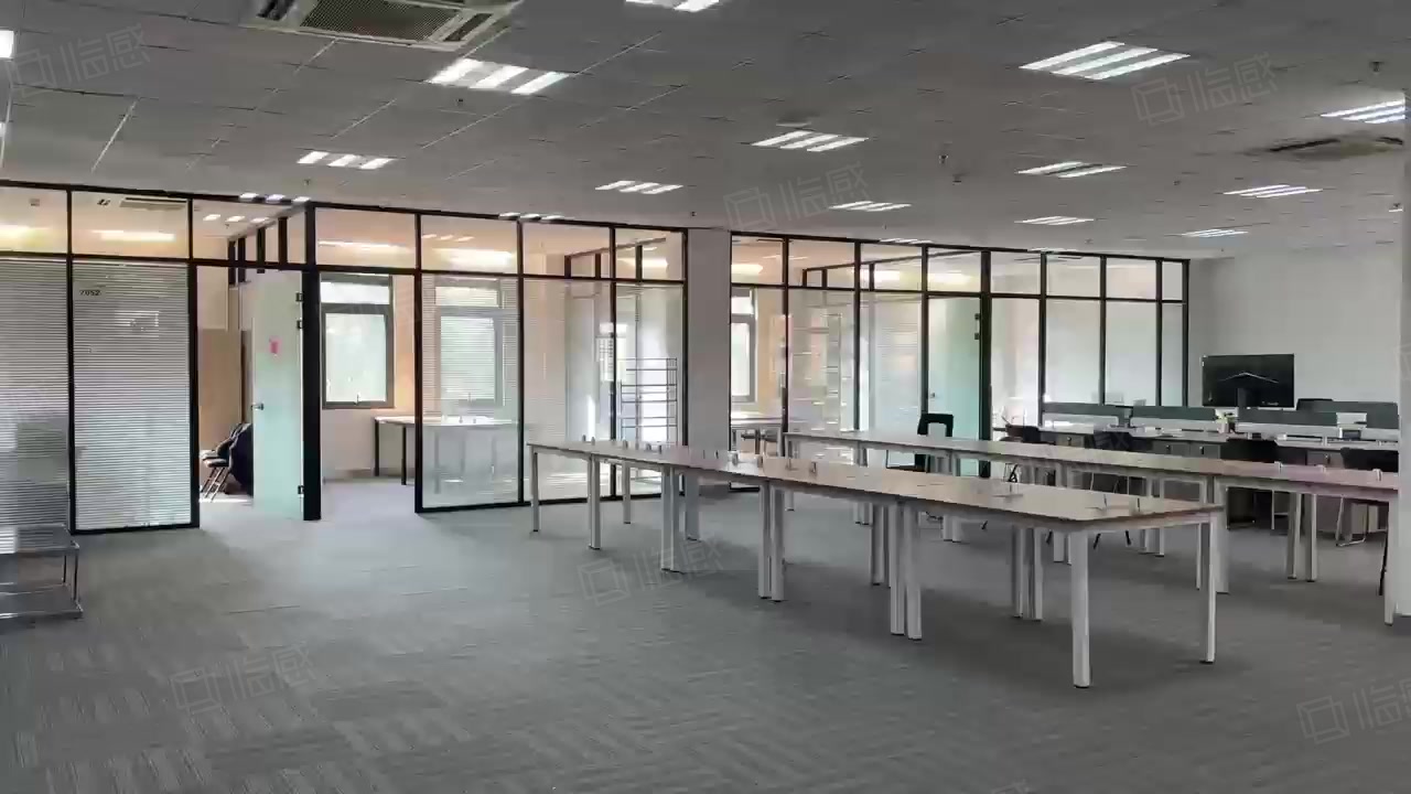 一条现代化办公园区/写字楼的楼宇外景,象征注册地址的上限与合规