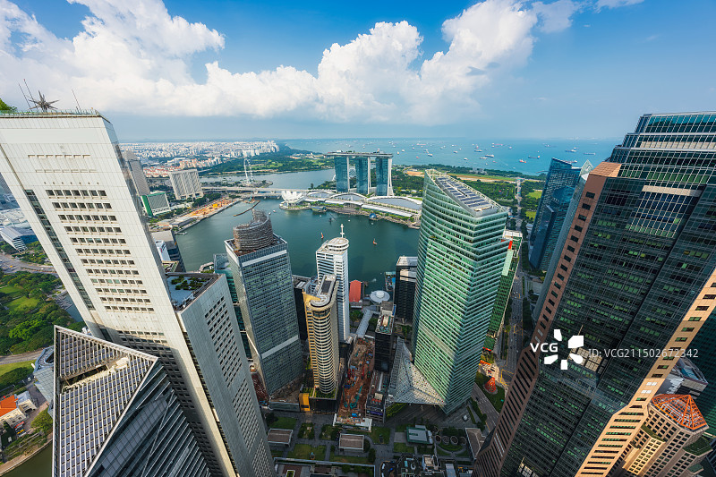 新加坡滨海湾天际线,玻璃幕墙与现代都市风光。(图片仅作示意)